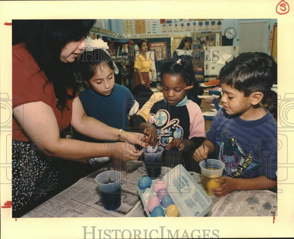 1993 Estela Saunders and Herff school students dye Easter eggs-Historic Images