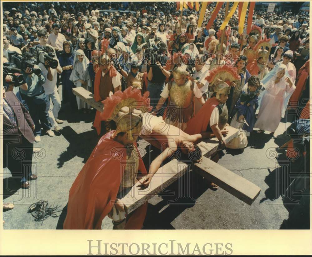 1991 Baltazar Cardenas as Christ in Way of Cross re-enactment-Historic Images