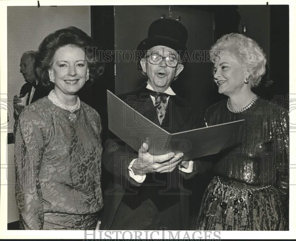 1988 Henry Holloway entertains Poinsettia Ball co-chairmen-Historic Images