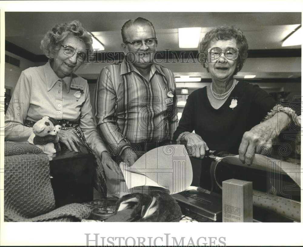 1986 Helen Holloway and volunteers wrap gifts for hospital patients-Historic Images