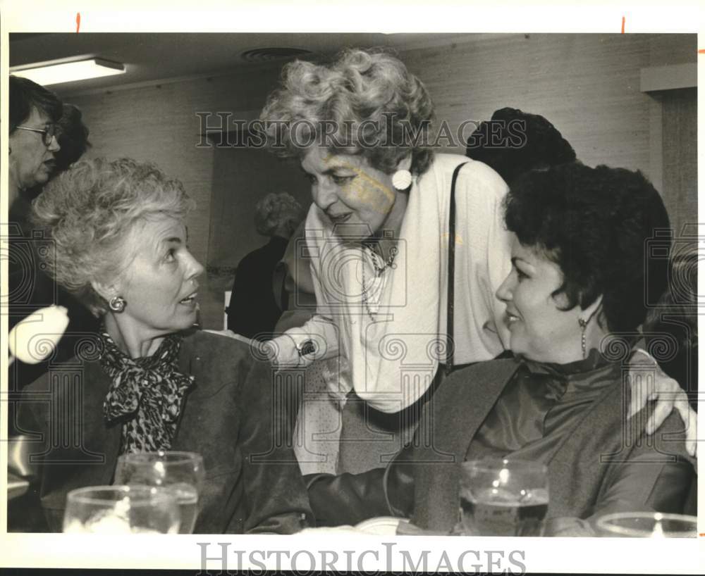 1985 Mary Lou Holleron chats with Garden Center party guests.-Historic Images