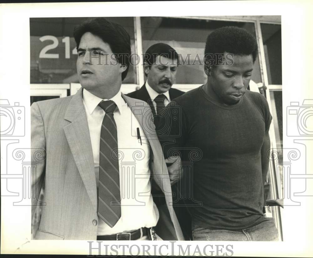 1986 Detective Jimmy Holgun, FBI Chief, escorting a suspect-Historic Images