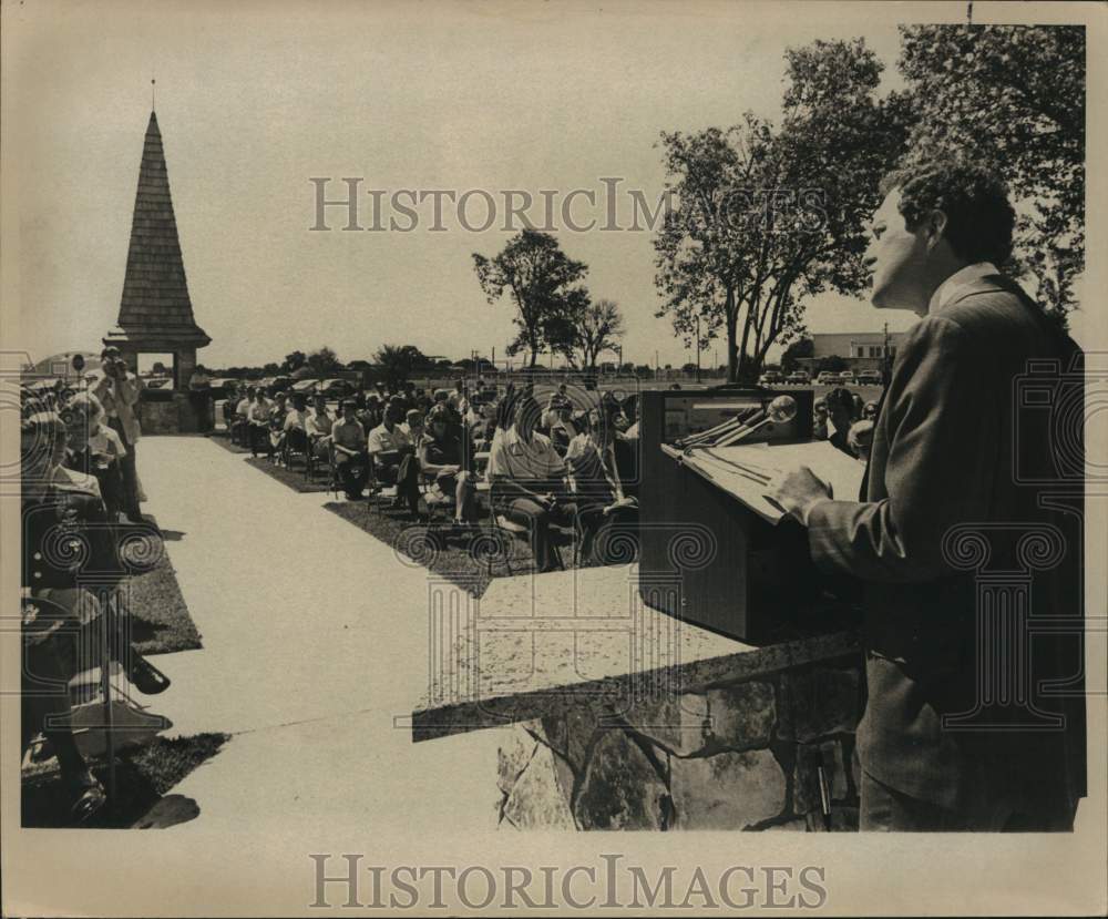 1975 Bob Krueger addressing a gathering-Historic Images