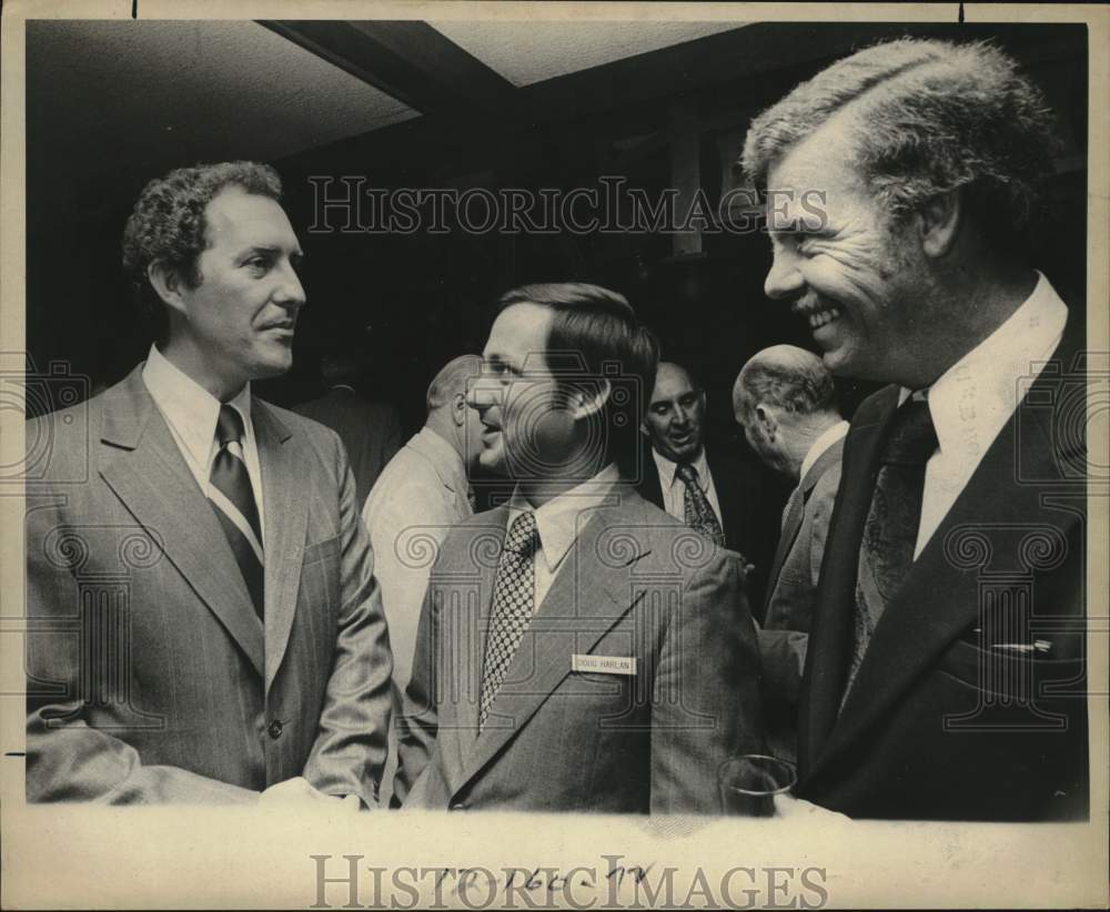 1974 Bob Krueger talking with Doug Harlan and gentleman-Historic Images