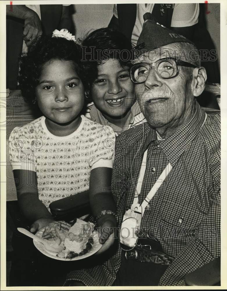 1985 WWII Veteran Pedro Medellin with great grandchildren visit-Historic Images