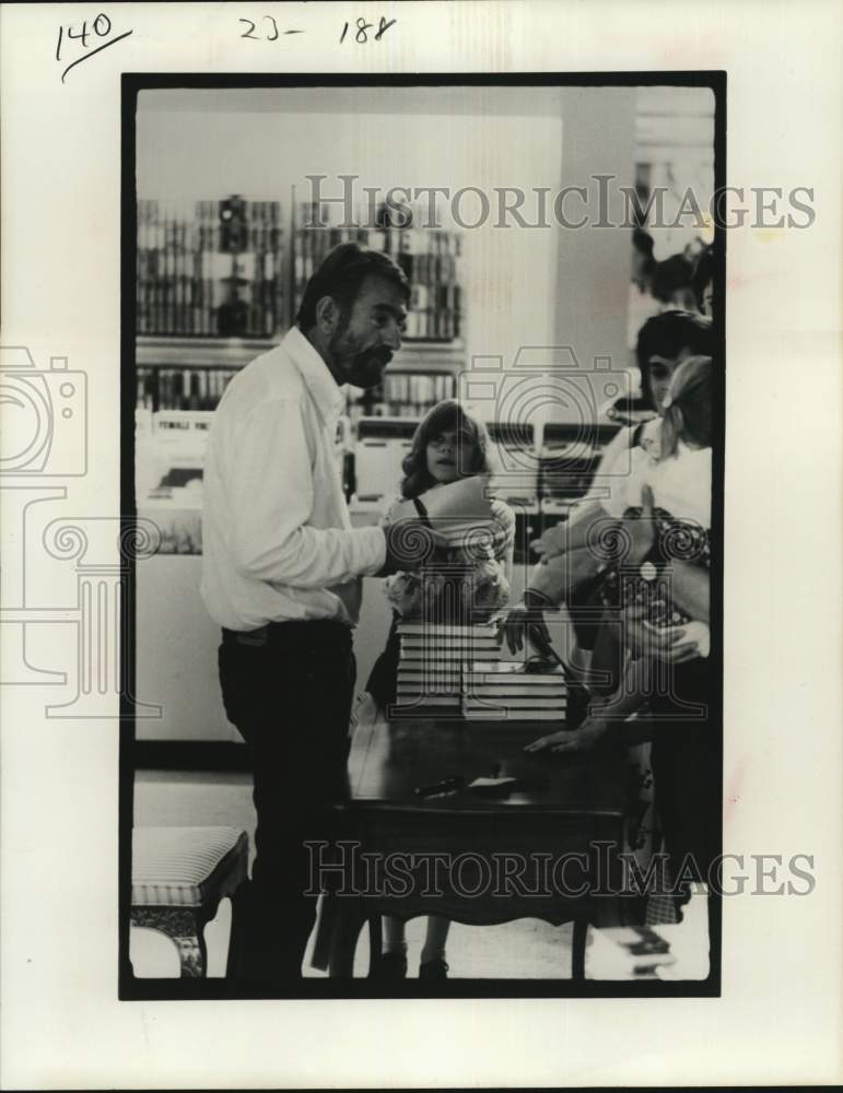 1982 Rod McKuen, Poet- signing autographs-Historic Images