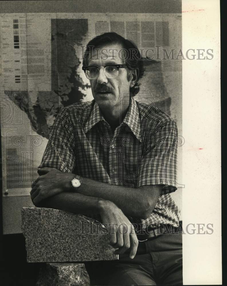 1975 Press Photo Dr. Richard McGehee, UTSA associate geology professor- Historic Images
