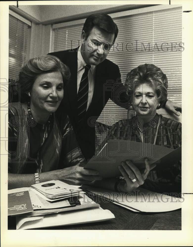 1983 Lowry Mays and participants of event look through documents-Historic Images