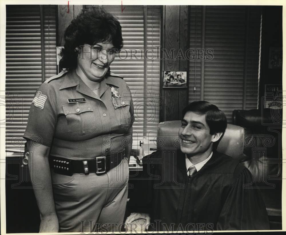 1985 Bexar County Bailiff E.A. Ibarra and Judge Roy Barrera at court-Historic Images