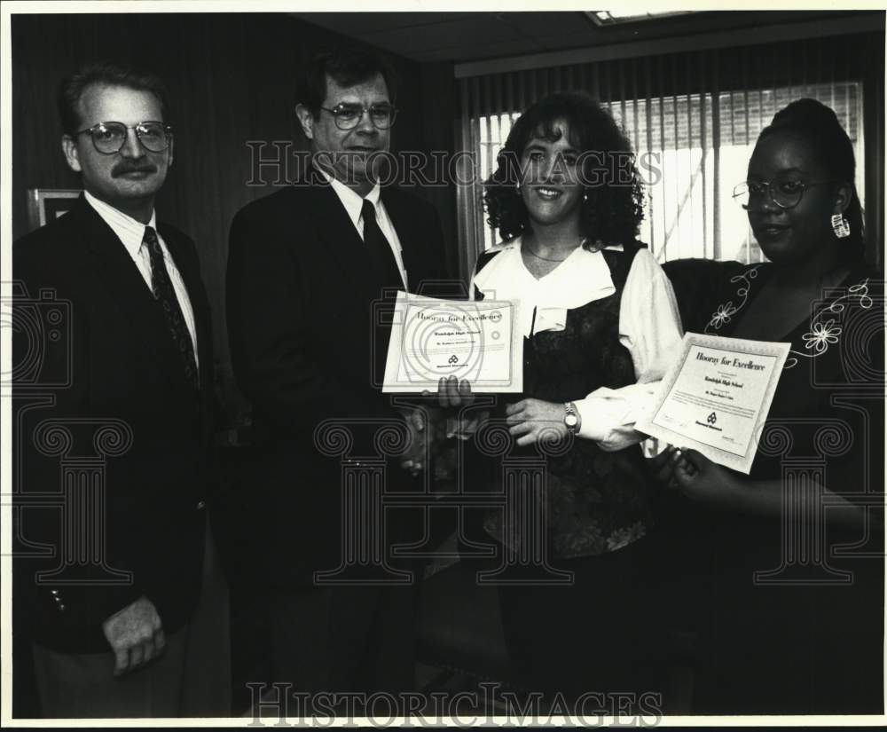 1993 Press Photo Diamond Shamrock presents check to high school students, Texas - Historic Images