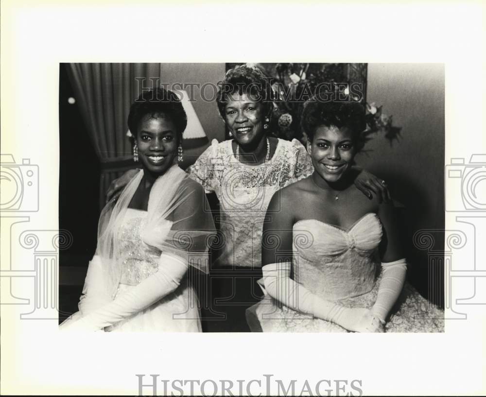 1987 Isabelle McNeal and debutantes Elizabeth Reed, Victoria Abrams-Historic Images