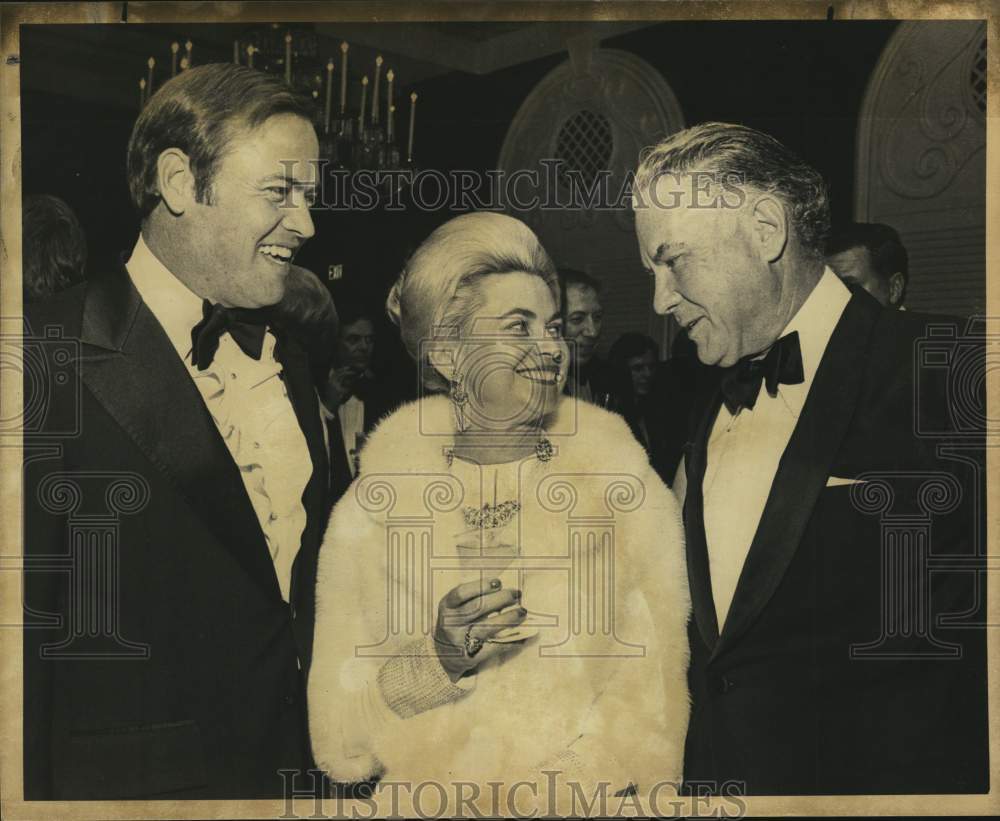 1975 George Fischer, Dr. &amp; Mrs. George Mehren Chat At Formal Event-Historic Images
