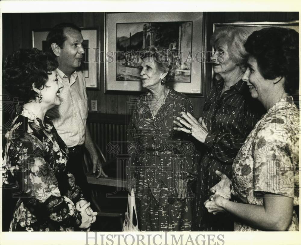 1988 Edith Maskey and friends visiting at Cappy&#39;s on Broadway, Texas-Historic Images