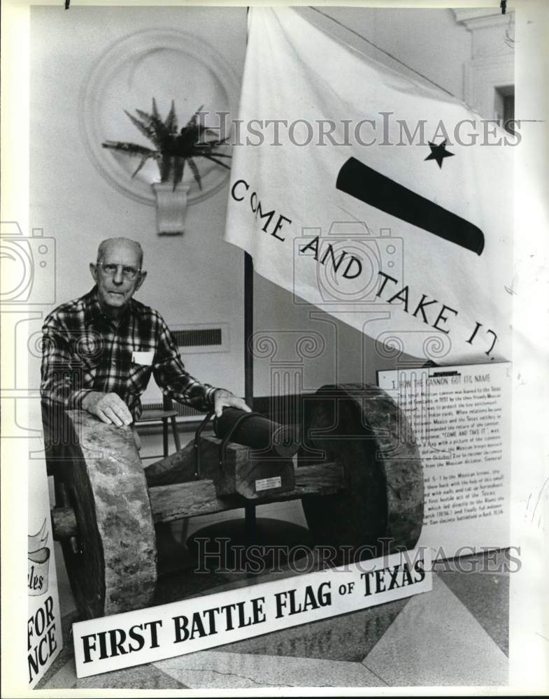 1987 &#39;Come and Take it Cannon&#39; and Flag at Pioneer Building, Texas-Historic Images