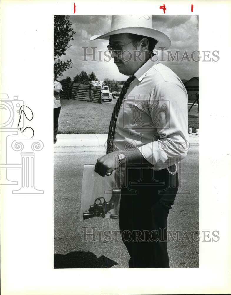 1987 Investigator Henry Martinez with gun that killed Wayne Field-Historic Images