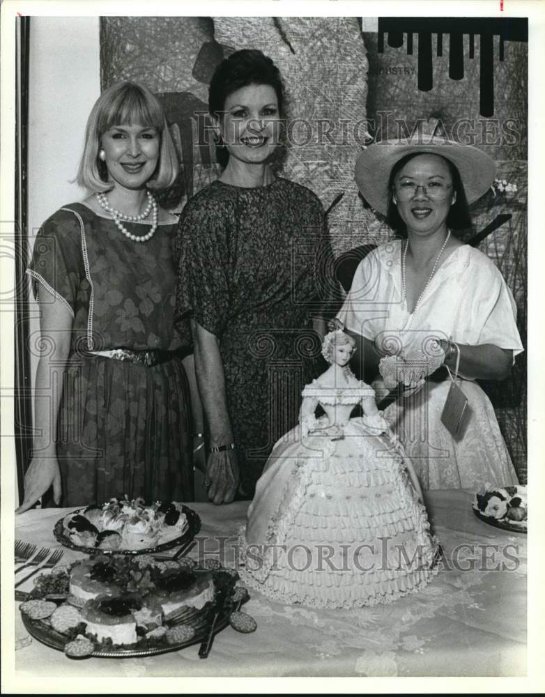 1989 Robin Hudnall with officials of Fashion Group Foundation-Historic Images