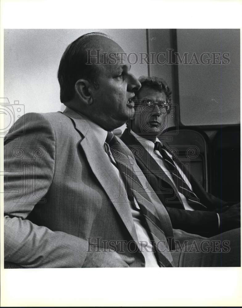 1986 Frank Hoyack and another city official listen.-Historic Images