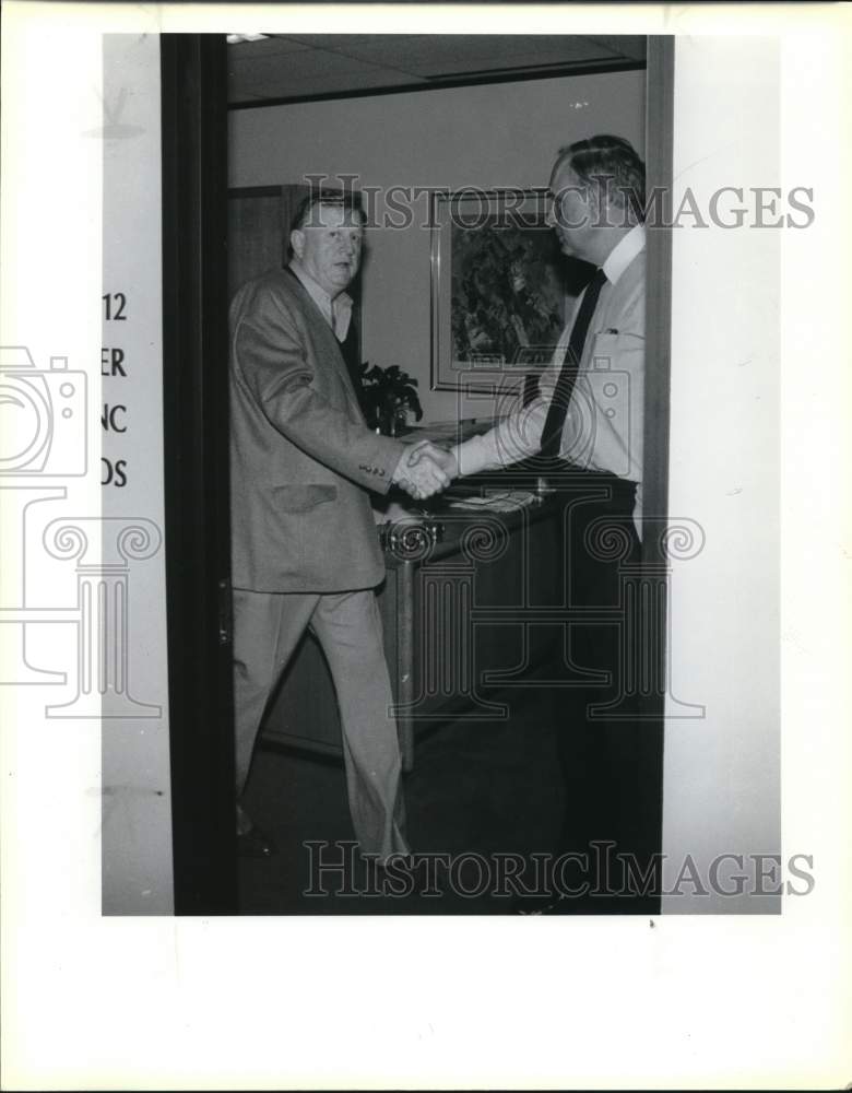 1988 B. J. "Red" McCombs and Angelo Drossos greet.-Historic Images