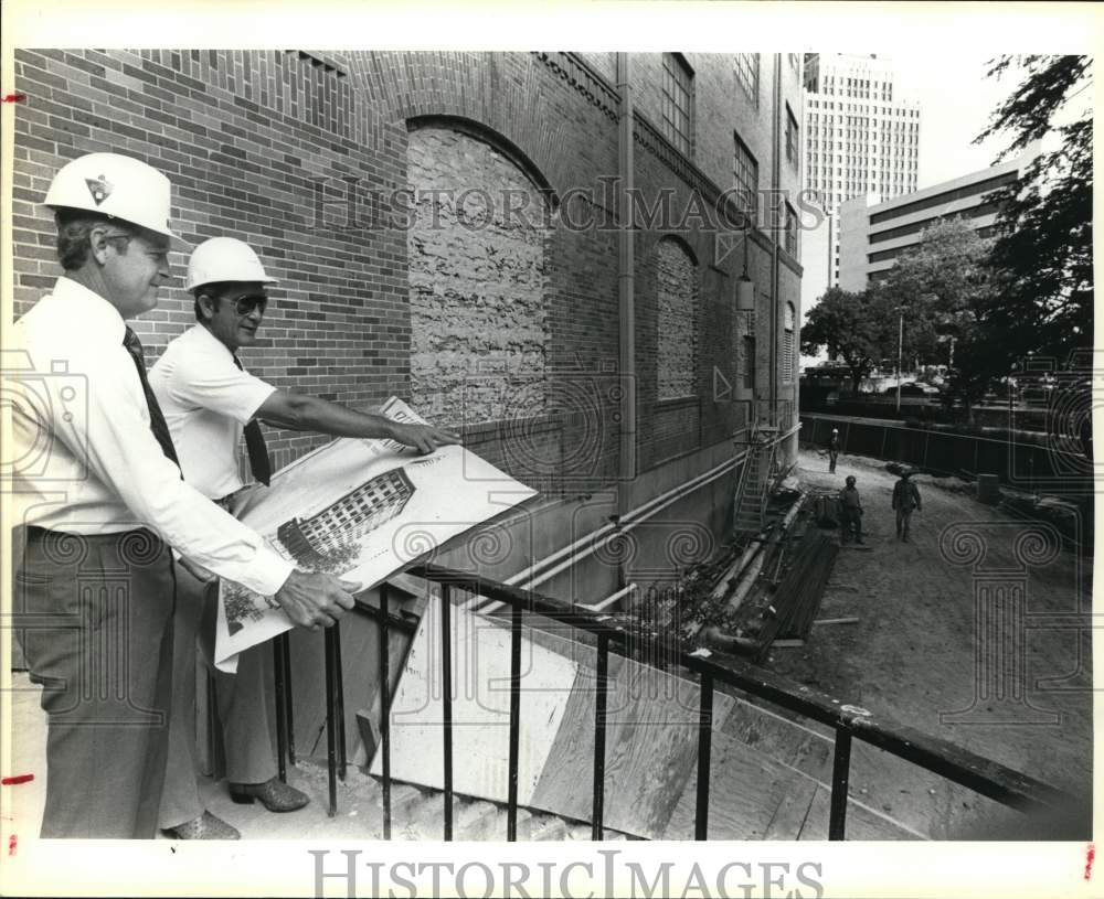1985 Ken Harz &amp; Roy West of CPS Renovation project in San Antonio-Historic Images