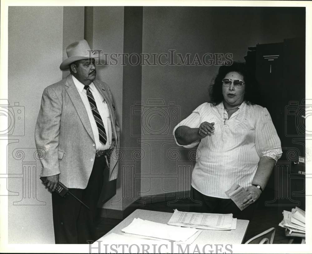 1988 Deputy sheriff, A.T. Hubbard, &amp; Apolina Gardia-Historic Images