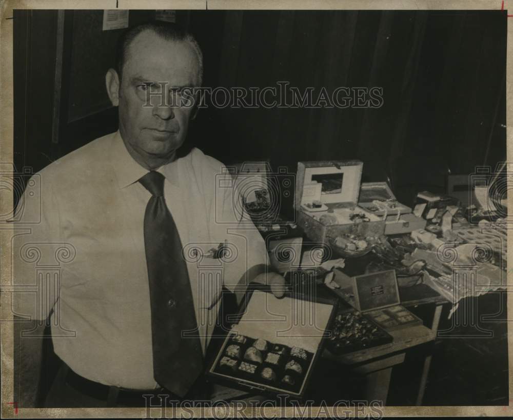 1978 Alamo Heights police chief Leonard Hoyt displays rings.-Historic Images