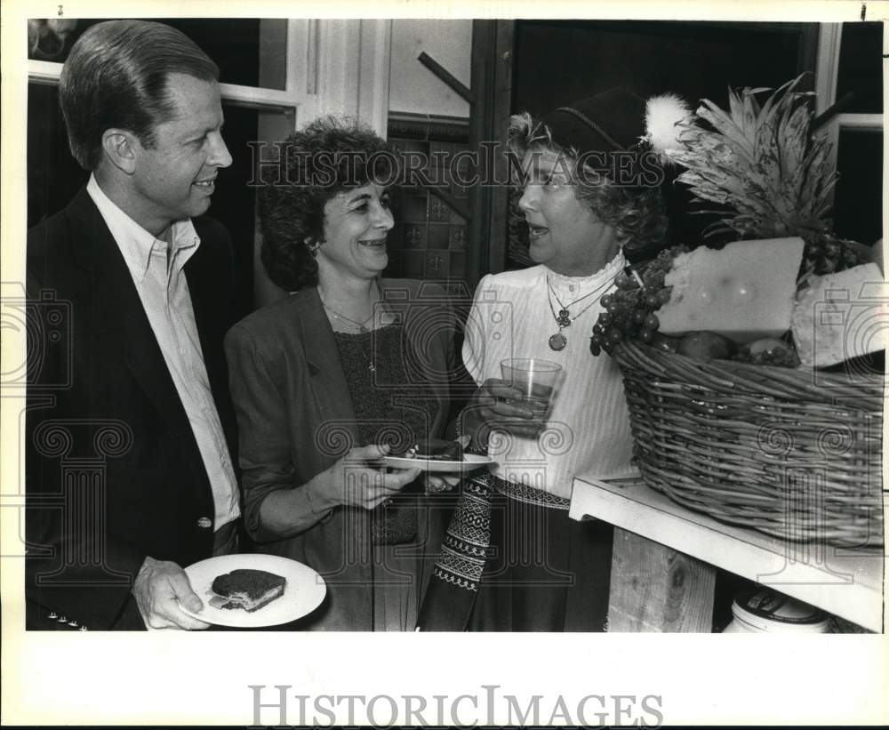 1985 Byron McClenney and guests of Koehler Cultural Center event-Historic Images