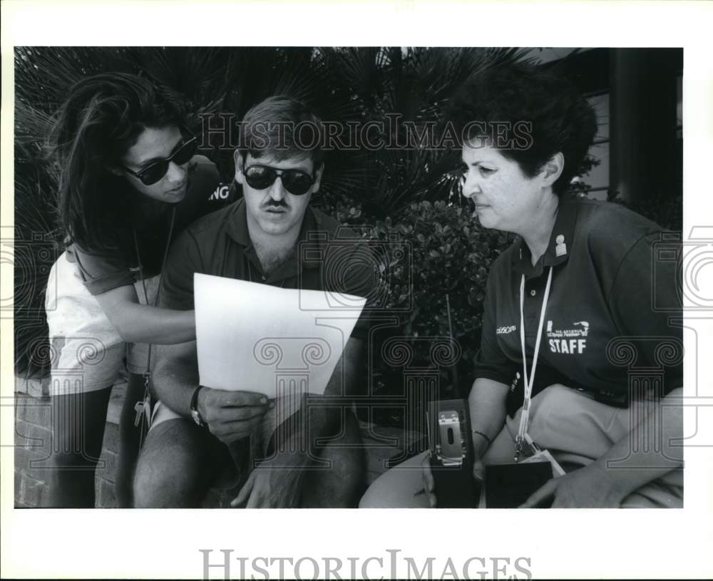 1993 Sandra McGarrity and The Robert Kochaneks chat at Valero-Historic Images