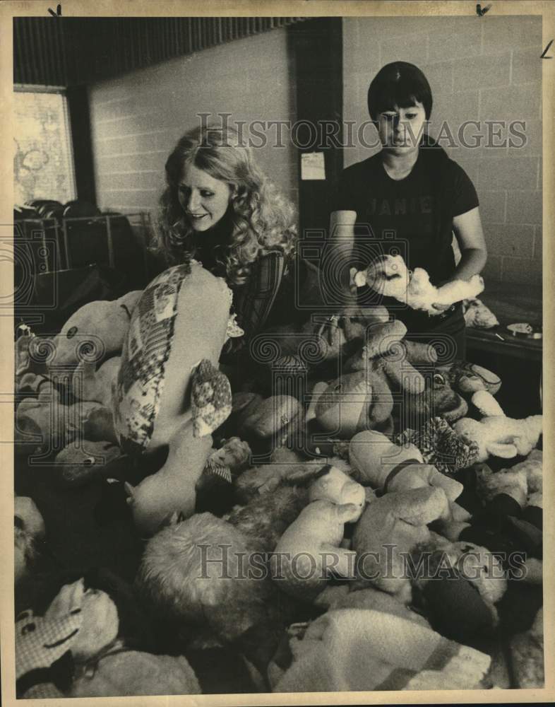 1977 Elf Louise with her helper sorting donated dolls-Historic Images