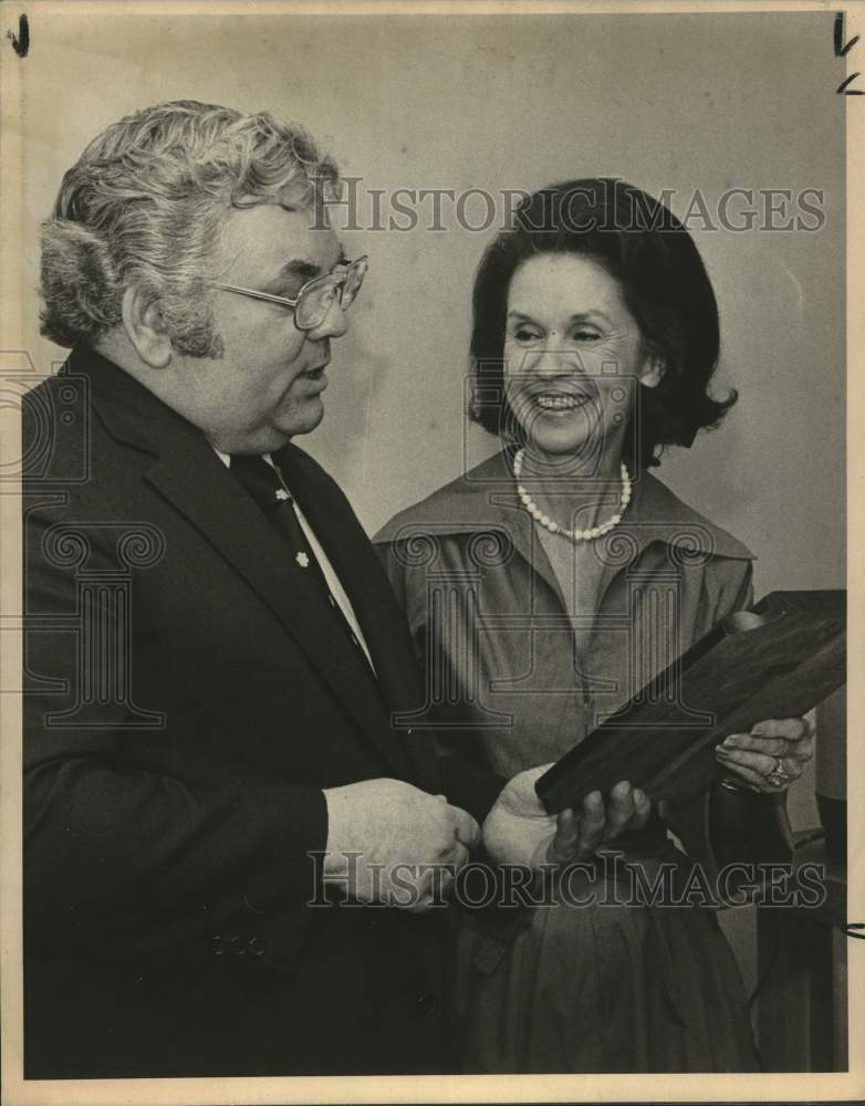 Jack Miller conferring with Mrs. W.W. McAllister Sr.-Historic Images