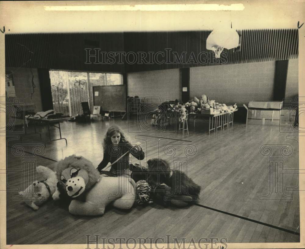 1987 Elf Louise in nearly empty gym.-Historic Images