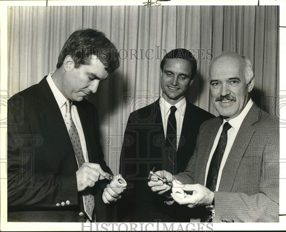 1989 Dr. Larry Miller confers with officials over medical device.-Historic Images