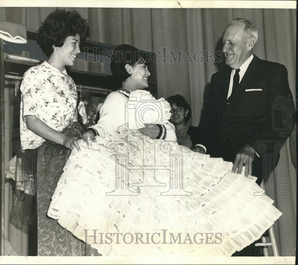 Oscar E. Miller talking with ladies, Texas-Historic Images