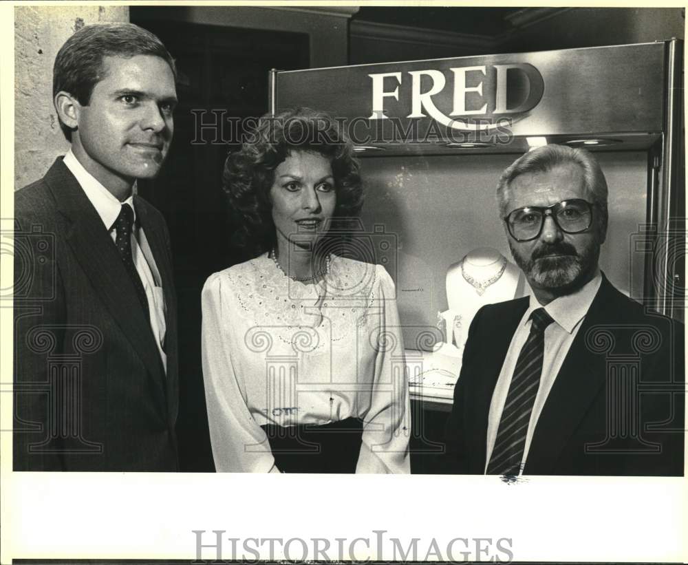 1985 David McAllister with &quot;Fred&quot; officials meet at The Dominion.-Historic Images
