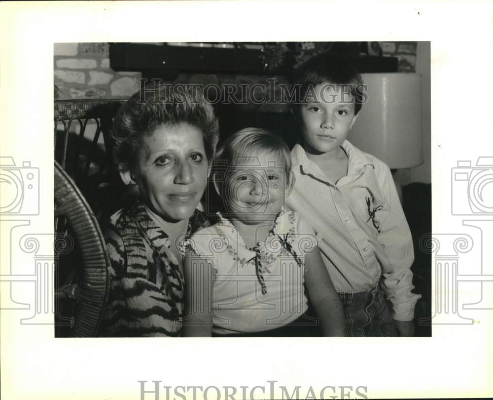 1988 Ludmilla Matthews and children Lauren and Daniel.-Historic Images