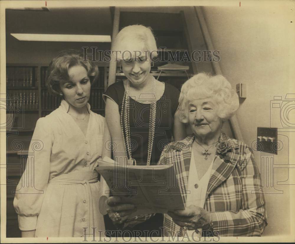 1979 Jane Macon and guests of event read magazine.-Historic Images