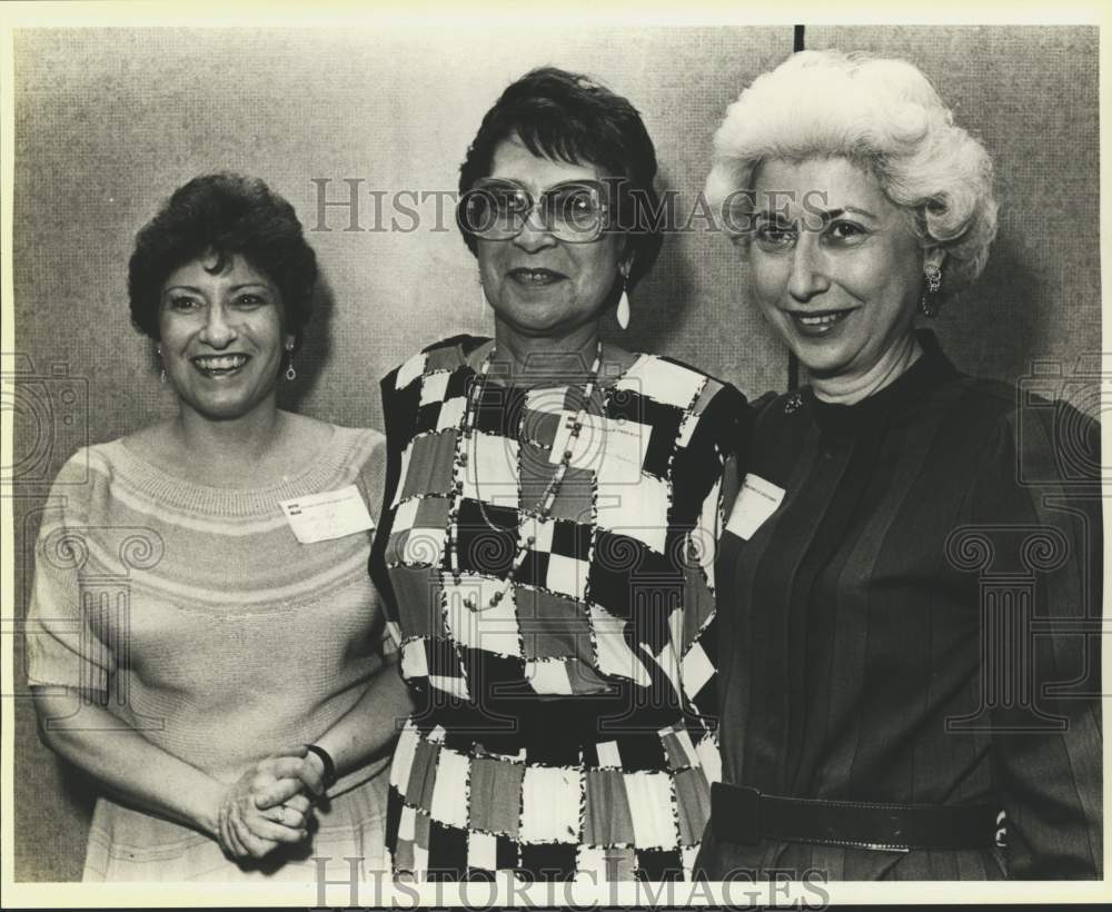 1986 Press Photo Dr. Marilyn Maas and guests of Community Services Coffee. - Historic Images