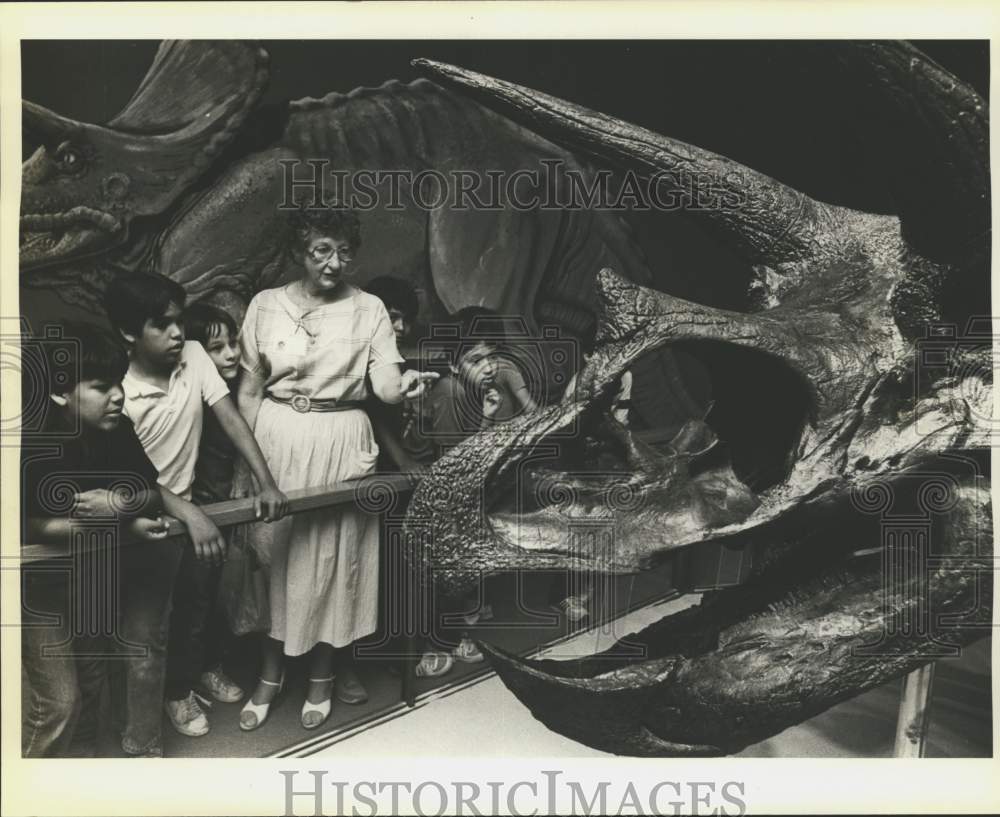 1985 Jean MacFadden, guide at the Witte Museum, speaks to visitors-Historic Images
