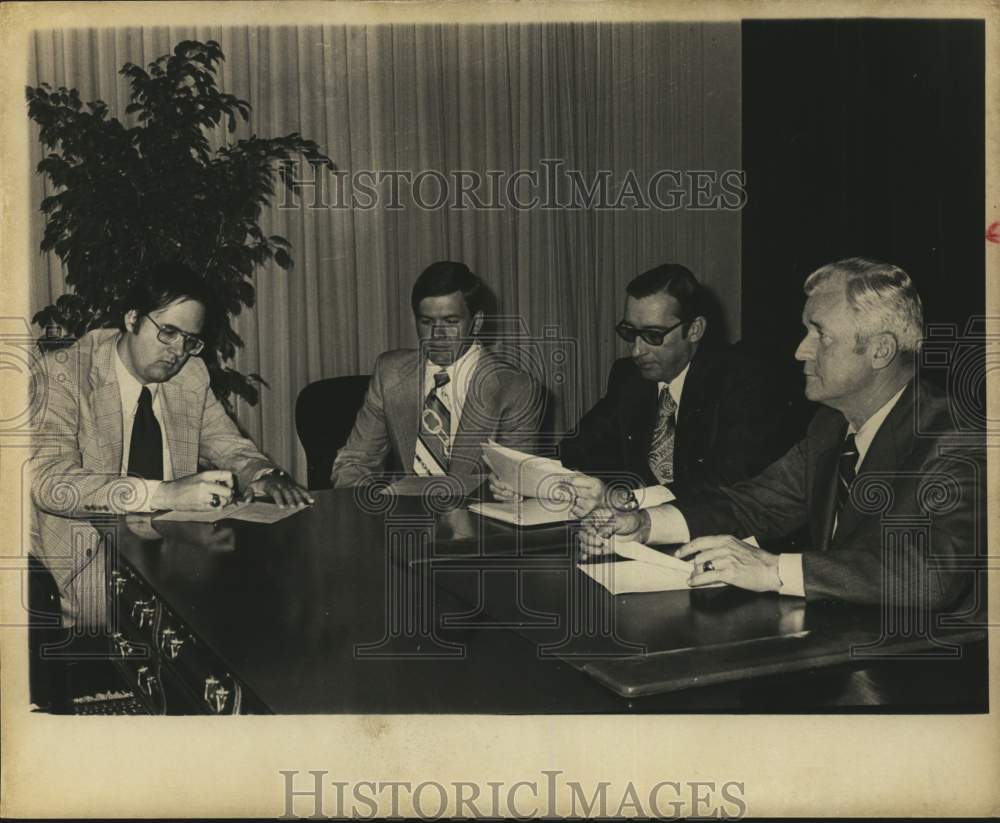 1975 R. Robert McDermott confers with San Antonio businessmen.-Historic Images