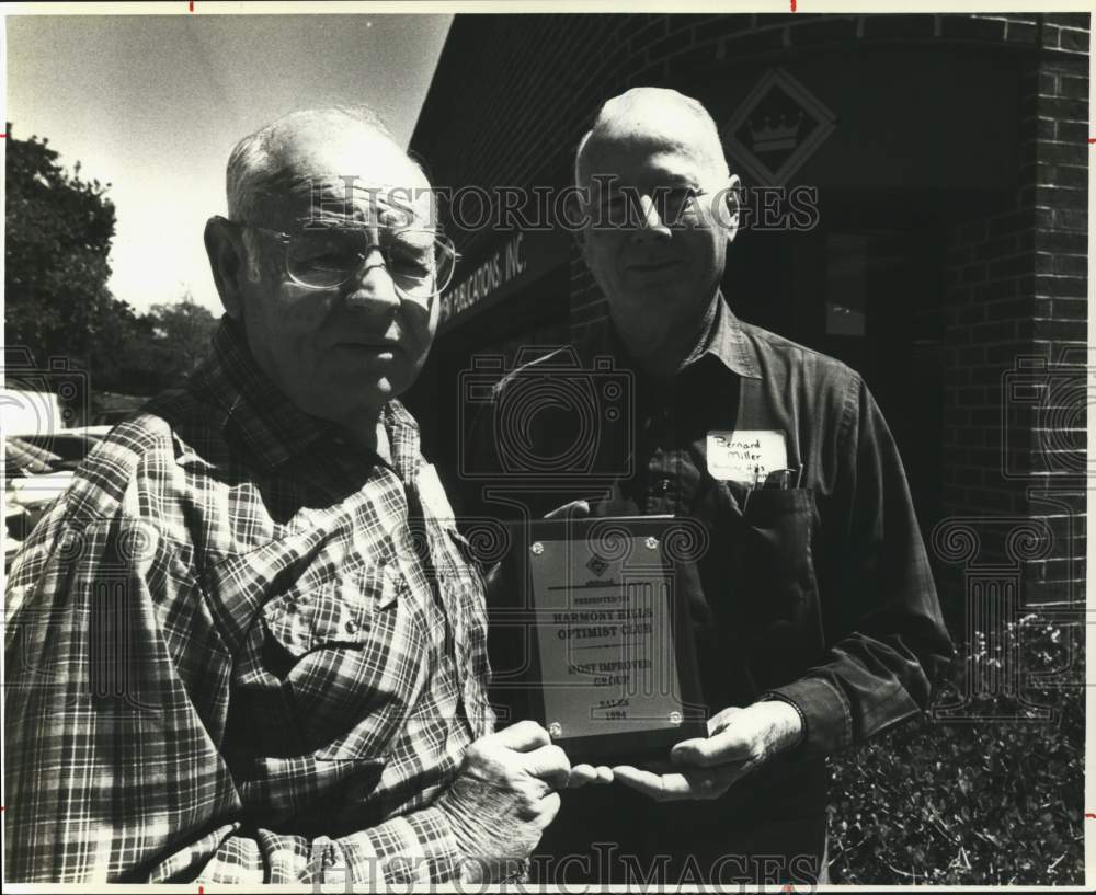 1994 San Antonio Harmony Hills Optimist Club receives plaque-Historic Images