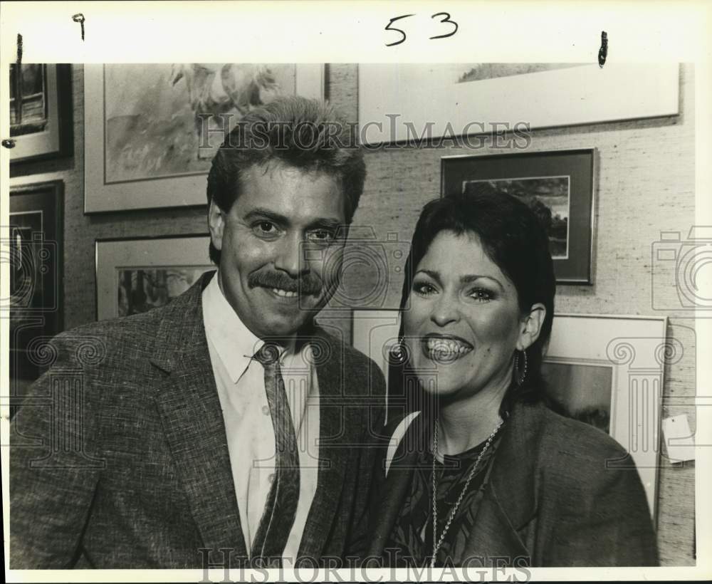 1986 Sculptor Ron and Tracy Miller view Mooney Gallery exhibit-Historic Images