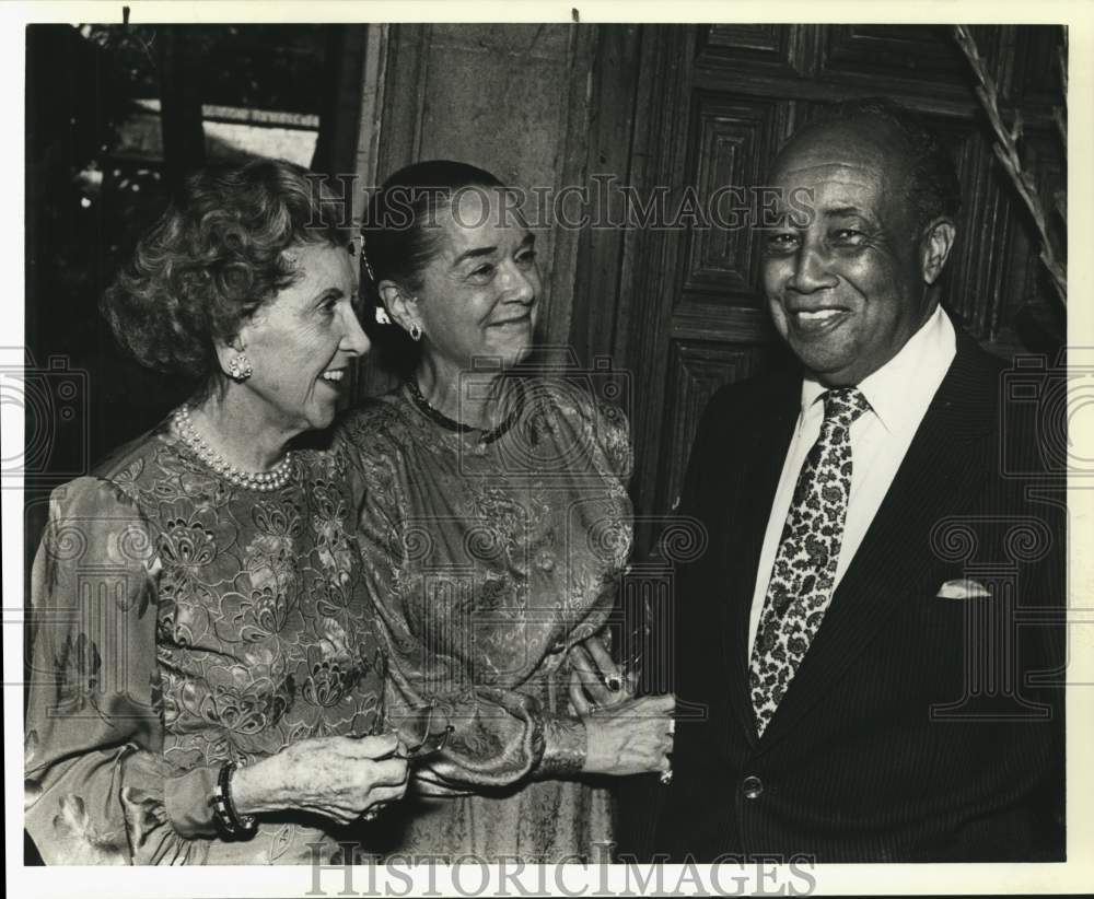 1988 Alice Meyer chats with members of San Antonio Museum Society.-Historic Images