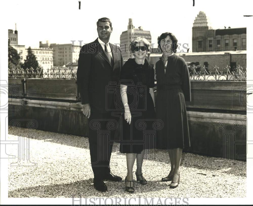 Press Photo Jack Meyer pose with Mmes. James N. Castleberry and Thomas Drought- Historic Images