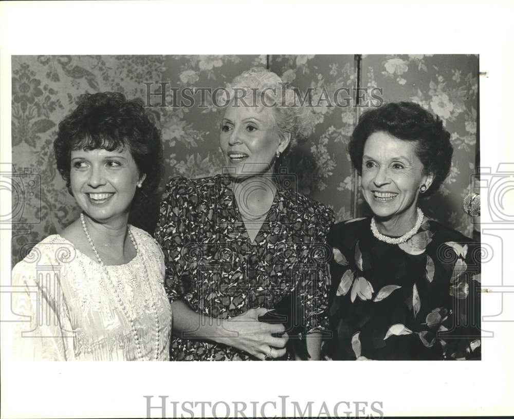 1986 Edith McAllister with officials of SAMA Fashion Show Benefit.-Historic Images