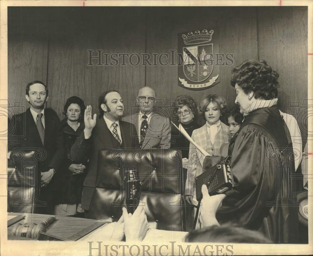 1978 Leo Mendoza sworn in by Judge Haberman-Historic Images