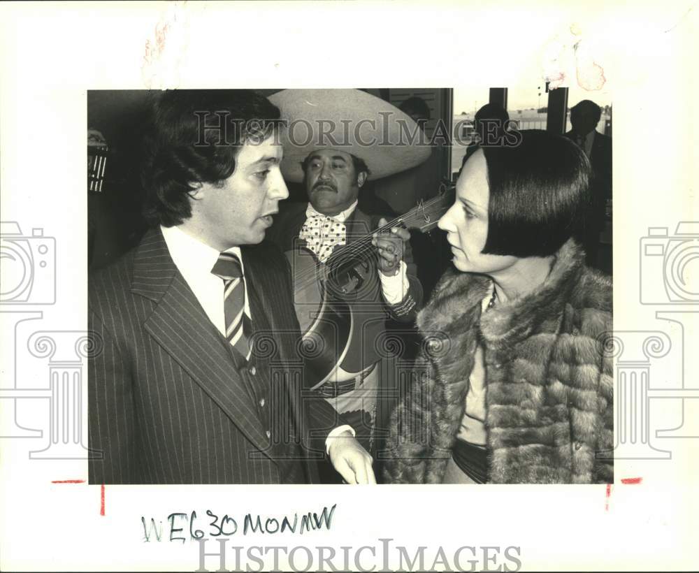 1980 Michael Himoff chats with designer Mary McFadden.-Historic Images