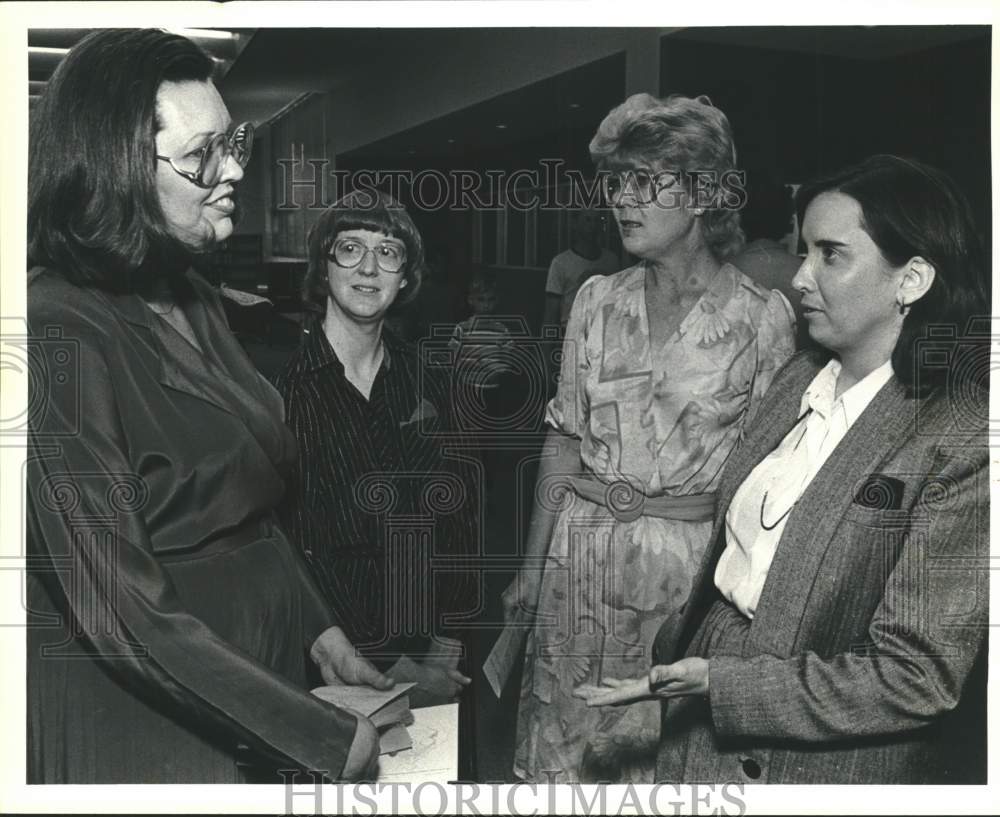 1987 Edith McNutt and guests of Thousand Oaks Library dedication-Historic Images