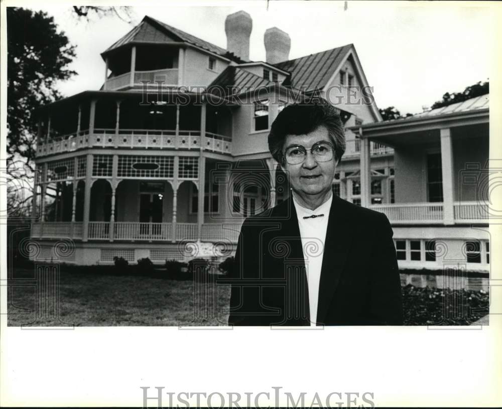 1986 Sister Margaret Patrice Slattery Visits Brackenridge Villa-Historic Images