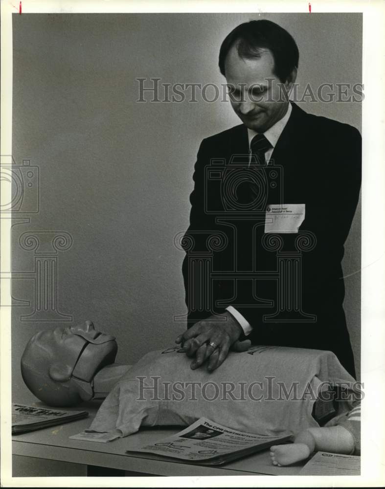 1984 Dr. Earl Smith, Methodist Hospital Demonstrates CPR-Historic Images