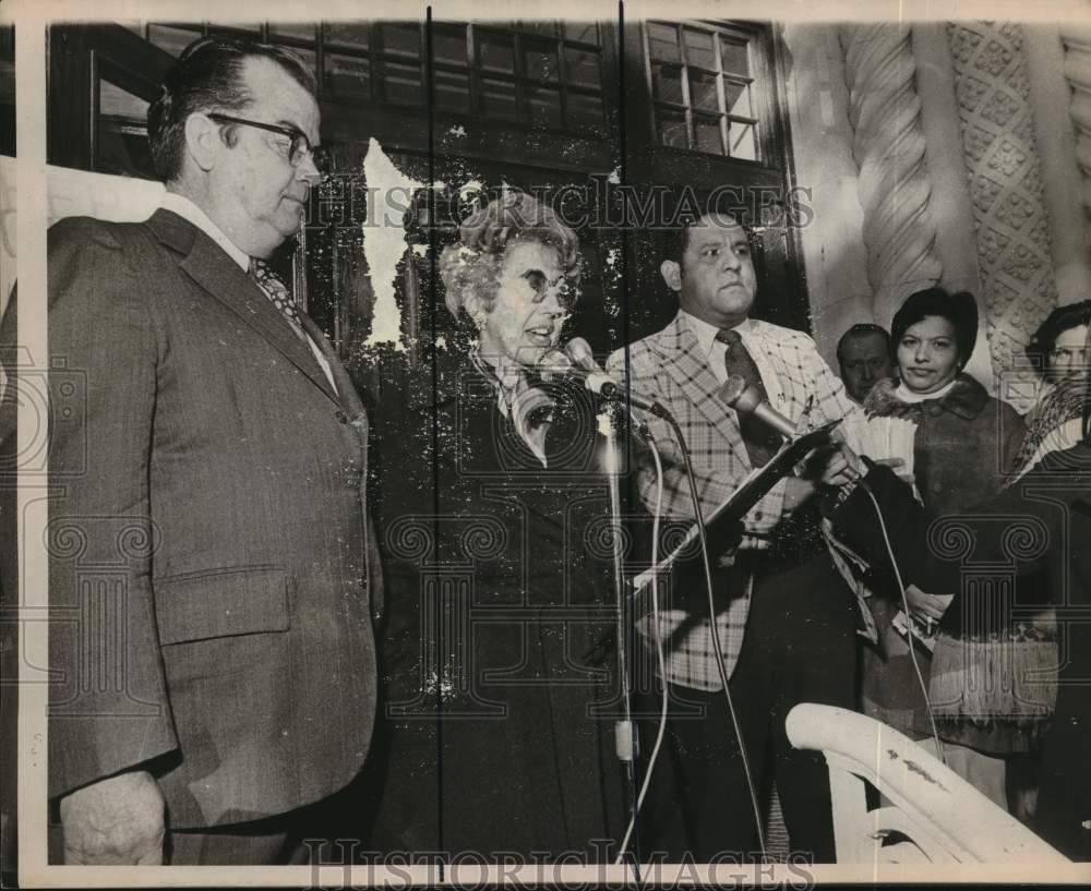 1975 Mrs. Fay Sinkin Press Conference, San Antonio-Historic Images
