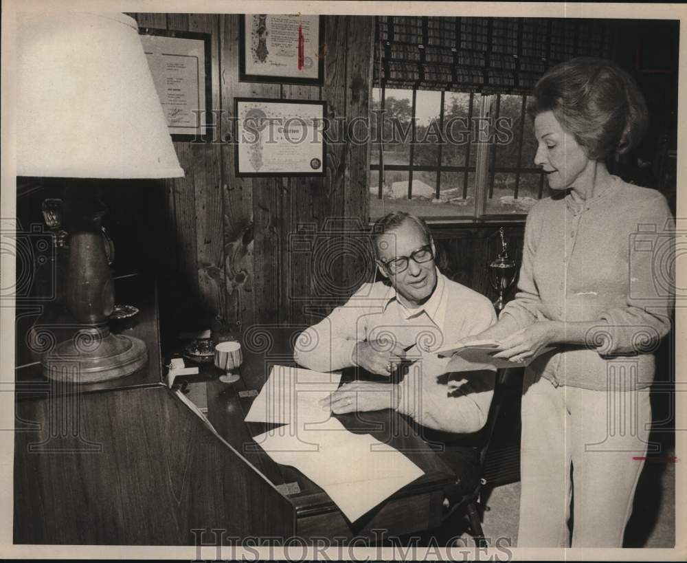 1975 Mr & Mrs. Jack Skipper discuss paper-Historic Images
